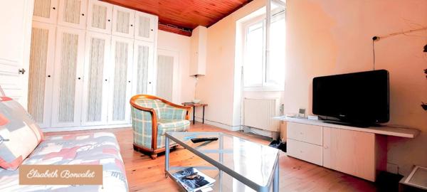 A vendre - Corps de ferme au charme rustique avec un fort potentiel de division - Saint-Laurent-De-Mûre