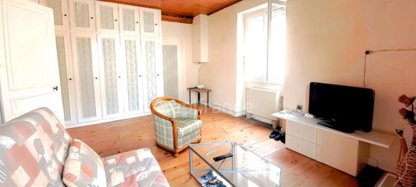 A vendre - Corps de ferme au charme rustique avec un fort potentiel de division - Saint-Laurent-De-Mûre