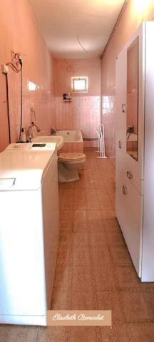 A vendre - Corps de ferme au charme rustique avec un fort potentiel de division - Saint-Laurent-De-Mûre