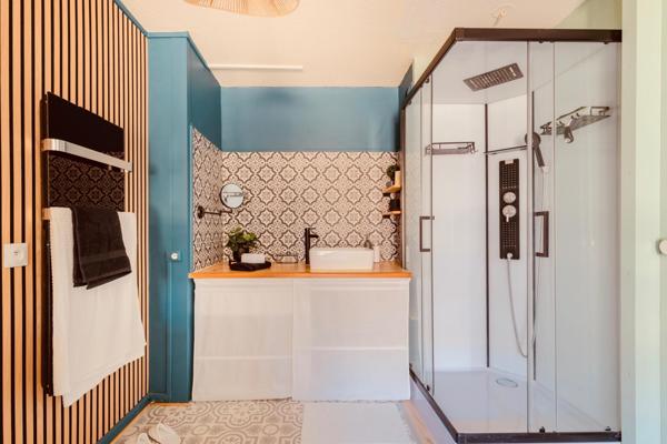 Charmant T2 rénové avec balcon et place de stationnement en sous-sol – Bordeaux Chartrons