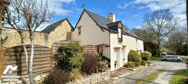 Entre GUICHEN et PONT REAN Venez découvrir cette maison rénovée en 2000 comprenant au rez de ch...