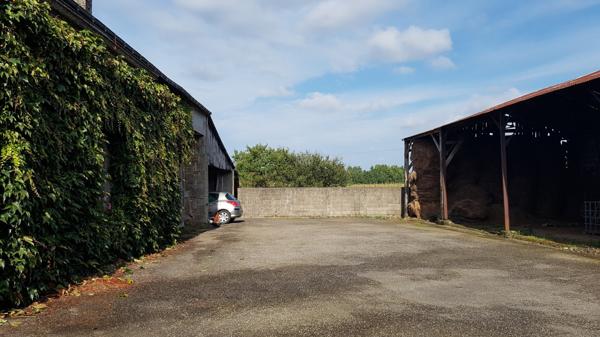 Maison en pierre avec dépendances, hangars, 5000 m2 de terrain