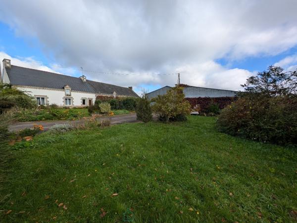 Maison en pierre avec dépendances, hangars, 5000 m2 de terrain