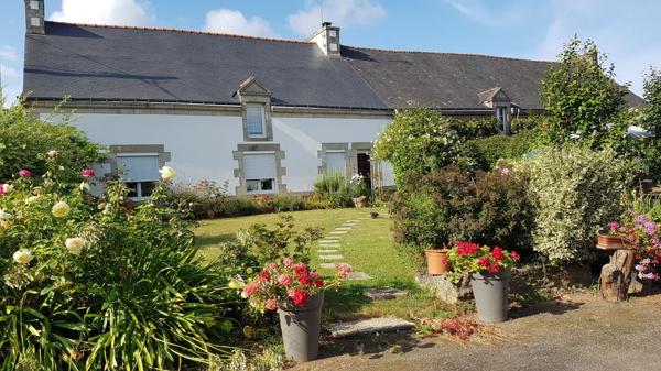 Maison en pierre avec dépendances, hangars, 5000 m2 de terrain