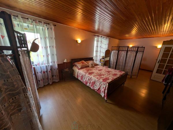 Maison en pierre avec dépendances, hangars, 5000 m2 de terrain