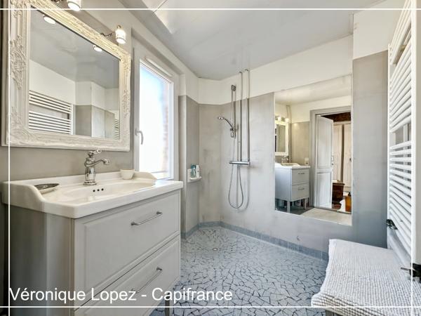 Agen quartier Préfecture, élégante demeure du XIXe siècle de 292 m² avec ascenseur, jardin, garage et piscine.
