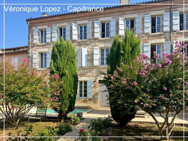 Agen quartier Préfecture, élégante demeure du XIXe siècle de 292 m² avec ascenseur, jardin, garage et piscine.