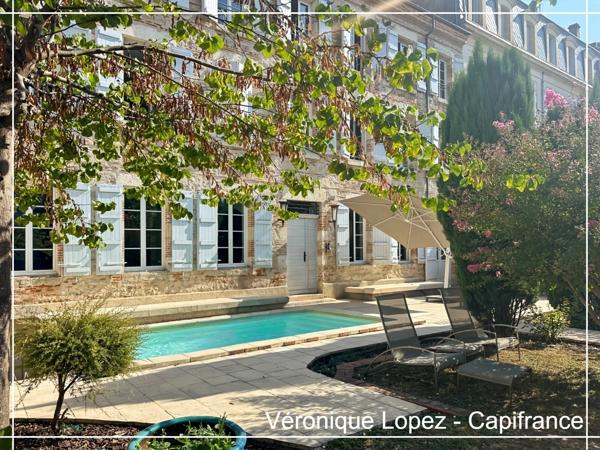 Agen quartier Préfecture, élégante demeure du XIXe siècle de 292 m² avec ascenseur, jardin, garage et piscine.