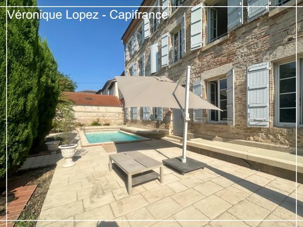 Agen quartier Préfecture, élégante demeure du XIXe siècle de 292 m² avec ascenseur, jardin, garage et piscine.
