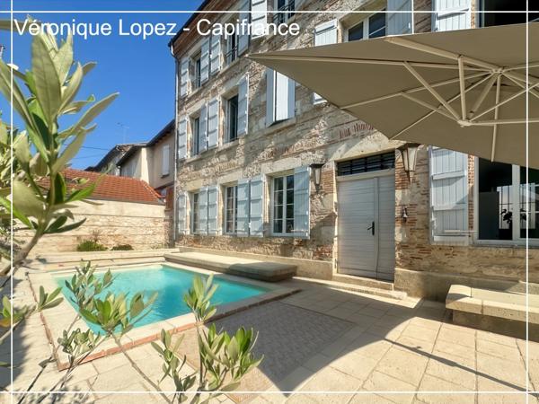 Agen quartier Préfecture, élégante demeure du XIXe siècle de 292 m² avec ascenseur, jardin, garage et piscine.