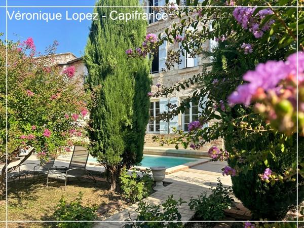 Agen quartier Préfecture, élégante demeure du XIXe siècle de 292 m² avec ascenseur, jardin, garage et piscine.