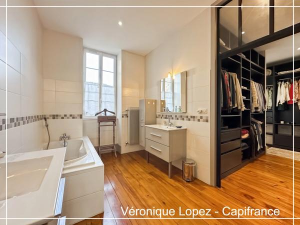 Agen quartier Préfecture, élégante demeure du XIXe siècle de 292 m² avec ascenseur, jardin, garage et piscine.