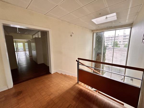 Immeuble de bureaux à vendre à Bordeaux Caudéran avec 12 parkings et sous-sol