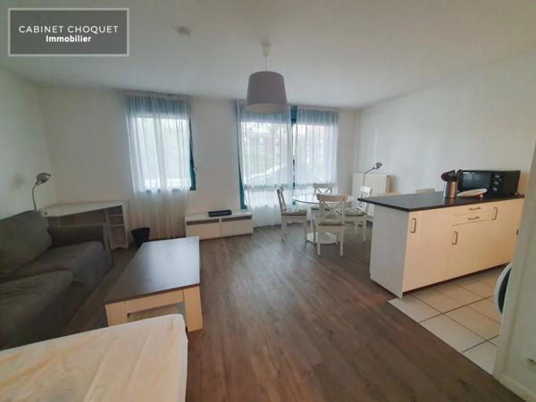 STUDIO MEUBLE EN RDC AVEC PARKING A LOUER - LILLE PROX EURATECHNOLOGIE - METRO BOIS BLANC - 34 m 2 - 695 € charges comprises par mois