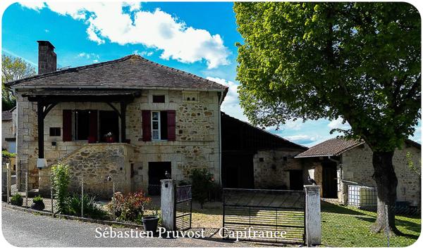 Proche de BRANTOME (24)Fermette à vendre 62m2, Combles 90m2, Grange 140m2, Dépendance, Terrain 21436m2