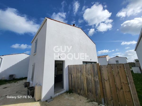 Maison neuve 5 pièces avec piscine à vendre pas loin de centre-ville