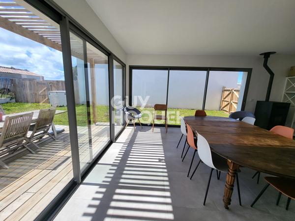 Maison neuve 5 pièces avec piscine à vendre pas loin de centre-ville