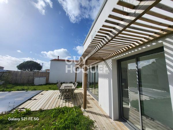 Maison neuve 5 pièces avec piscine à vendre pas loin de centre-ville