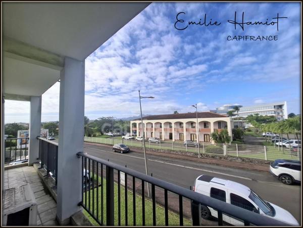 À Louer - Local professionnel 116m² - Lamentin - Place d'Armes