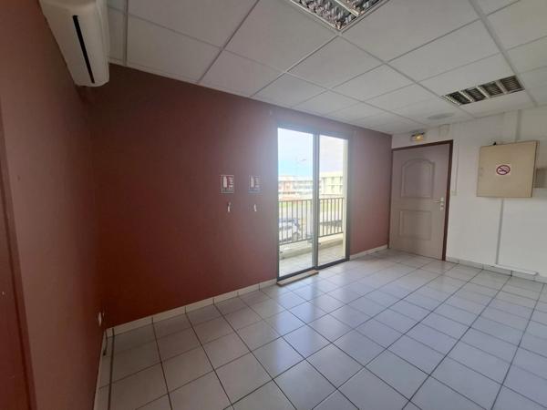 À Louer - Local professionnel 116m² - Lamentin - Place d'Armes