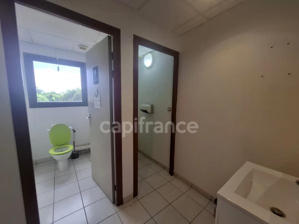 À Louer - Local professionnel 116m² - Lamentin - Place d'Armes