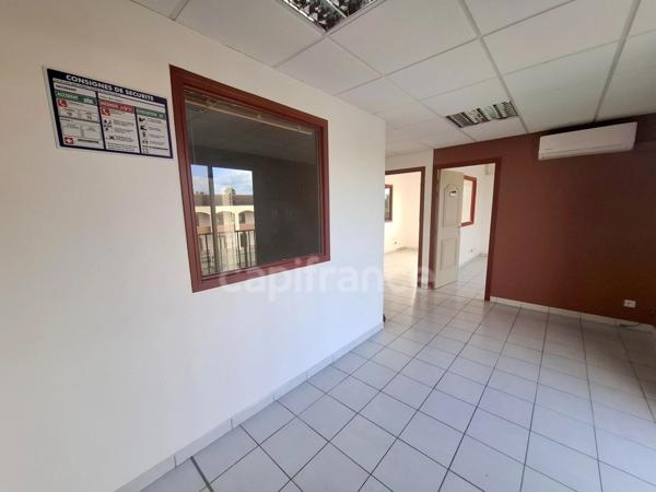 À Louer - Local professionnel 116m² - Lamentin - Place d'Armes