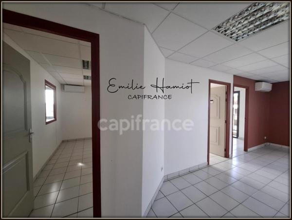 À Louer - Local professionnel 116m² - Lamentin - Place d'Armes