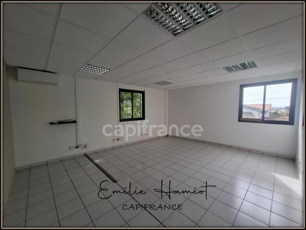 À Louer - Local professionnel 116m² - Lamentin - Place d'Armes