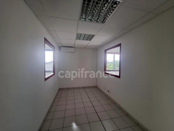 À Louer - Local professionnel 116m² - Lamentin - Place d'Armes