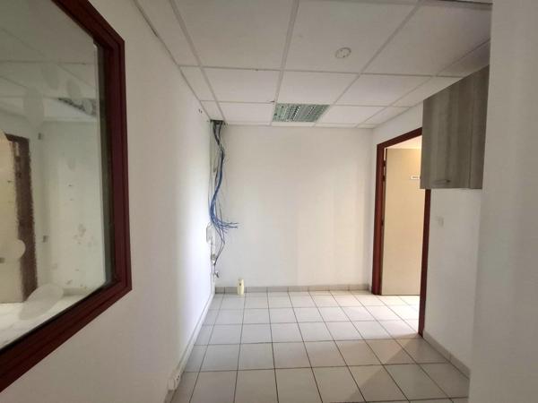 À Louer - Local professionnel 116m² - Lamentin - Place d'Armes