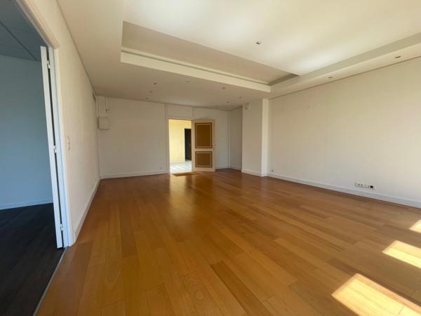Local/bureau à vendre MOUGINS (06)