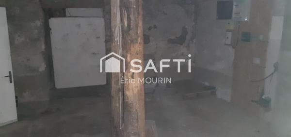 Jolie maison en pierres avec beaucoup de potentiel.