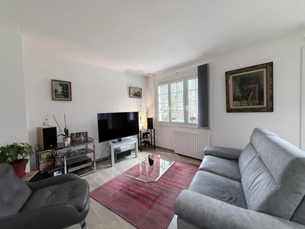 A quelques minutes de BOURGES, sur la commune de PLAIMPIED-GIVAUDINS avec écoles, commerces et bus.