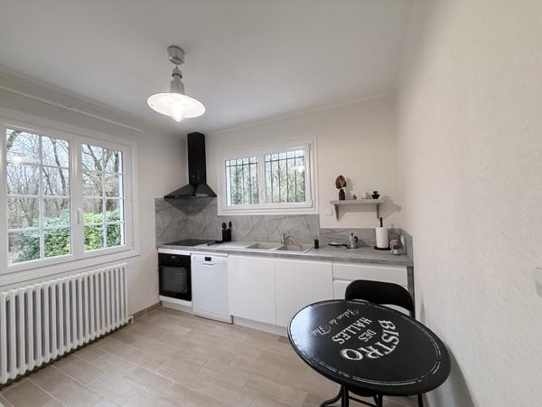 A quelques minutes de BOURGES, sur la commune de PLAIMPIED-GIVAUDINS avec écoles, commerces et bus.