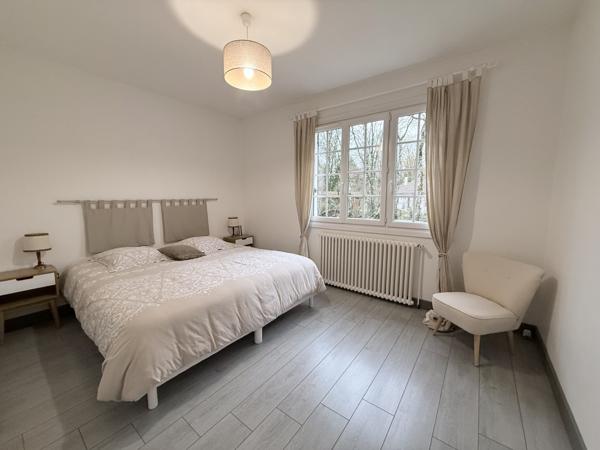 A quelques minutes de BOURGES, sur la commune de PLAIMPIED-GIVAUDINS avec écoles, commerces et bus.