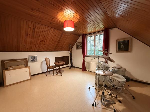 A quelques minutes de BOURGES, sur la commune de PLAIMPIED-GIVAUDINS avec écoles, commerces et bus.