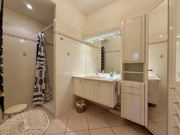 Maison 5 Chambres - Terrain de 1100 m² - Garage - 83720 Trans-en-Provence - Réf 87363658