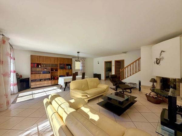 Maison 5 Chambres - Terrain de 1100 m² - Garage - 83720 Trans-en-Provence - Réf 87363658