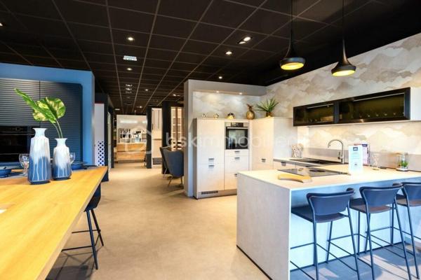 C'est à NOEUX-LES-MINES ( rue Nationale ), que ce LOCAL COMMERCIAL ou PROFESSIONNEL VOUS ATTEND !
Il bénéficie de 2 ACCES, et d'un PARKING permettant l'aménagement de NOMBREUSES PLACES PRIVATIVES.
Cette ARTERE à DOUBLE-SENS et à TRES FORTE FREQUENTATION, prédispose à une PARFAITE VISIBILITE, et à VOTRE GRANDE REUSSITE COMMERCIALE.

Sa SURFACE en OPEN-SPACE d'env. 500 m2 ( 10 x 50 env. + CAVE + ETAGE ), saura PARFAIRE aux besoins de VOTRE ACTIVITE.
Il dispose de plusieurs vitrines, et de 2 ENTREES INDEPENDANTES.
D'autres ouvertures ( entrées ou vitrines ) peuvent très facilement être installées.
L'accès au parking privatif, se fait par la rue des Normands ( c'est très pratique pour votre clientèle ).

VOTRE ENSEIGNE ( 20 m2 ) SERA VISIBLE DU CARREFOUR ( 3 feux tricolores, 4 passages piétons )...C'EST LE MAXIMUM DE VISIBILITE !

Je vous laisse imaginer l'implantation de votre activité : CENTRE MEDICAL, SALLE DE SPORT, BUREAU de SERVICE à LA PERSONNE, VITRINE D'ENTREPRISE, BUREAU DE CONSEIL et de FORMATION, COMMERCE de PRODUITS BIO, de DESTOCKAGE, CONCESSIONNAIRE VELOS ( c'est très tendance ), SHOW-ROOM D'EXPOSITION, STOCKAGE de MATERIELS PROFESSIONNELS + SIEGE SOCIAL...MAIS C'EST VOUS QUI VOYEZ !

ASPECTS TECHNIQUES :
- L'IMMEUBLE est de STANDING
- C'est un OPEN-SPACE, aménageable aux besoins de votre activité.
- Il est en accessibilité NORMES PMR.
- Pour PARFAIRE à VOTRE LOGEMENT, une MAISON D'HABITATION ou de FONCTION ( 3 chambres, très confortable ), est aussi disponible à l'acquisition ( nous consulter ).

NOTIONS ECONOMIQUES :
- ACQUISITION 216000 honoraires inclus.
- Si financement avec frais de notaire sur 20 ans, c'est seulement 1400 /mois + le budget de vos travaux d'agencement.
- Selon votre activité, une enveloppe complémentaire sera nécessaire, pour l'aménagement des extérieurs.
- La maison d'habitation en OPTION est à seulement 214000 euros honoraires inclus.
- TAXE FONCIERE environ 4900 euros.

De part son EMPLACEMENT, sa VISIBILITE, son PARKING, sa JUSTE TARIFICATION...Je vous confirme, que ce LOCAL PROFESSIONNEL ou COMMERCIAL est une VALEUR SÛRE !

Comme vous cherchez le BON EMPLACEMENT, je sais que vous allez m'appeler...Gilles O6 3O 89 OO O8 LE DENICHEUR de BONNES AFFAIRES !

Les propriétaires vendent pour cause de DEPART à la RETRAITE, et de l'arrêt définitif de leur activité.

Je vous invite à visiter mon site : BSK gilles fourrier ( à consommer sans modération )

Pour des acquéreurs potentiels, nous sommes en recherche de biens immobiliers à vendre sur l'ensemble des Hauts de France !
N'hésitez pas à nous consulter pour la vente d'une maison, d'un appartement, d'un immeuble, d'un fonds de commerce...Nous pourrons vous OFFRIR votre AVIS DE VALEUR, et vous présenter les particularités de nos actions commerciales, qui transforment nos ventes en de très belles réussites immobilières.