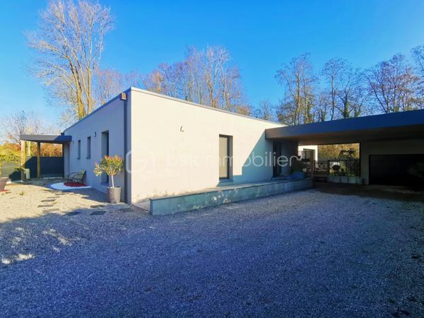 Coup de cœur assuré à Annoeullin !

Dans un environnement paisible et verdoyant, au sein d’une résidence privée, venez découvrir cette jolie maison cubique individuelle de plain-pied, construite en 2019, développant 178 m² habitables sur une parcelle de 700 m².

Dès l’entrée, vous serez séduit par ses beaux volumes et sa luminosité. La maison dispose d’une grande entrée avec dressing, qui dessert une vaste pièce de vie de plus de 70 m², comprenant un séjour ouvert sur une jolie cuisine équipée. Une buanderie et un WC indépendant complètent cet espace.

La partie nuit se compose d’une belle suite parentale de 21 m², avec dressing et salle de douche, ainsi que de trois chambres supplémentaires de 14,5 m², 14 m² et 13 m² et d’une salle de bains.

Véritable atout de cette maison, le patio de 35 m² est un espace rare dans notre secteur. Accessible directement depuis la pièce de vie ainsi que depuis deux des chambres, il apporte une ouverture agréable vers l’extérieur et crée un espace intimiste au cœur de la maison.

À l’extérieur, vous profiterez également d’un beau jardin exposé plein sud, avec une agréable vue dégagée sur la forêt.

La propriété dispose d’un garage, d’un double carport ainsi que de plusieurs places de stationnement privatives. L’ensemble de la parcelle est clos et accessible par un portail motorisé.

La maison est équipée d’un chauffage au sol, d’une VMC double flux et d’un adoucisseur.

À proximité de toutes les commodités : écoles, pharmacie, boulangerie, commerces et transports en commun, ainsi que des principaux axes autoroutiers.