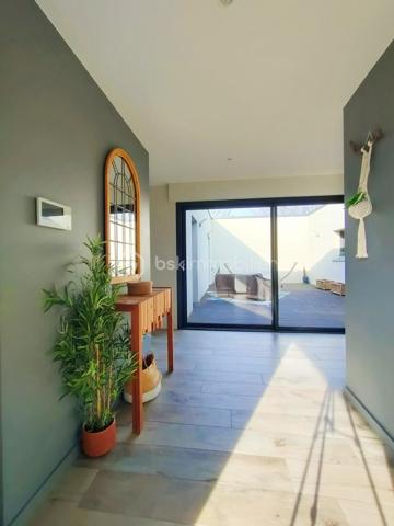 Coup de cœur assuré à Annoeullin !

Dans un environnement paisible et verdoyant, au sein d’une résidence privée, venez découvrir cette jolie maison cubique individuelle de plain-pied, construite en 2019, développant 178 m² habitables sur une parcelle de 700 m².

Dès l’entrée, vous serez séduit par ses beaux volumes et sa luminosité. La maison dispose d’une grande entrée avec dressing, qui dessert une vaste pièce de vie de plus de 70 m², comprenant un séjour ouvert sur une jolie cuisine équipée. Une buanderie et un WC indépendant complètent cet espace.

La partie nuit se compose d’une belle suite parentale de 21 m², avec dressing et salle de douche, ainsi que de trois chambres supplémentaires de 14,5 m², 14 m² et 13 m² et d’une salle de bains.

Véritable atout de cette maison, le patio de 35 m² est un espace rare dans notre secteur. Accessible directement depuis la pièce de vie ainsi que depuis deux des chambres, il apporte une ouverture agréable vers l’extérieur et crée un espace intimiste au cœur de la maison.

À l’extérieur, vous profiterez également d’un beau jardin exposé plein sud, avec une agréable vue dégagée sur la forêt.

La propriété dispose d’un garage, d’un double carport ainsi que de plusieurs places de stationnement privatives. L’ensemble de la parcelle est clos et accessible par un portail motorisé.

La maison est équipée d’un chauffage au sol, d’une VMC double flux et d’un adoucisseur.

À proximité de toutes les commodités : écoles, pharmacie, boulangerie, commerces et transports en commun, ainsi que des principaux axes autoroutiers.