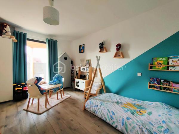 Coup de cœur assuré à Annoeullin !

Dans un environnement paisible et verdoyant, au sein d’une résidence privée, venez découvrir cette jolie maison cubique individuelle de plain-pied, construite en 2019, développant 178 m² habitables sur une parcelle de 700 m².

Dès l’entrée, vous serez séduit par ses beaux volumes et sa luminosité. La maison dispose d’une grande entrée avec dressing, qui dessert une vaste pièce de vie de plus de 70 m², comprenant un séjour ouvert sur une jolie cuisine équipée. Une buanderie et un WC indépendant complètent cet espace.

La partie nuit se compose d’une belle suite parentale de 21 m², avec dressing et salle de douche, ainsi que de trois chambres supplémentaires de 14,5 m², 14 m² et 13 m² et d’une salle de bains.

Véritable atout de cette maison, le patio de 35 m² est un espace rare dans notre secteur. Accessible directement depuis la pièce de vie ainsi que depuis deux des chambres, il apporte une ouverture agréable vers l’extérieur et crée un espace intimiste au cœur de la maison.

À l’extérieur, vous profiterez également d’un beau jardin exposé plein sud, avec une agréable vue dégagée sur la forêt.

La propriété dispose d’un garage, d’un double carport ainsi que de plusieurs places de stationnement privatives. L’ensemble de la parcelle est clos et accessible par un portail motorisé.

La maison est équipée d’un chauffage au sol, d’une VMC double flux et d’un adoucisseur.

À proximité de toutes les commodités : écoles, pharmacie, boulangerie, commerces et transports en commun, ainsi que des principaux axes autoroutiers.