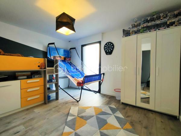 Coup de cœur assuré à Annoeullin !

Dans un environnement paisible et verdoyant, au sein d’une résidence privée, venez découvrir cette jolie maison cubique individuelle de plain-pied, construite en 2019, développant 178 m² habitables sur une parcelle de 700 m².

Dès l’entrée, vous serez séduit par ses beaux volumes et sa luminosité. La maison dispose d’une grande entrée avec dressing, qui dessert une vaste pièce de vie de plus de 70 m², comprenant un séjour ouvert sur une jolie cuisine équipée. Une buanderie et un WC indépendant complètent cet espace.

La partie nuit se compose d’une belle suite parentale de 21 m², avec dressing et salle de douche, ainsi que de trois chambres supplémentaires de 14,5 m², 14 m² et 13 m² et d’une salle de bains.

Véritable atout de cette maison, le patio de 35 m² est un espace rare dans notre secteur. Accessible directement depuis la pièce de vie ainsi que depuis deux des chambres, il apporte une ouverture agréable vers l’extérieur et crée un espace intimiste au cœur de la maison.

À l’extérieur, vous profiterez également d’un beau jardin exposé plein sud, avec une agréable vue dégagée sur la forêt.

La propriété dispose d’un garage, d’un double carport ainsi que de plusieurs places de stationnement privatives. L’ensemble de la parcelle est clos et accessible par un portail motorisé.

La maison est équipée d’un chauffage au sol, d’une VMC double flux et d’un adoucisseur.

À proximité de toutes les commodités : écoles, pharmacie, boulangerie, commerces et transports en commun, ainsi que des principaux axes autoroutiers.