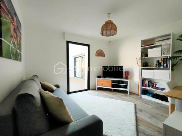 Coup de cœur assuré à Annoeullin !

Dans un environnement paisible et verdoyant, au sein d’une résidence privée, venez découvrir cette jolie maison cubique individuelle de plain-pied, construite en 2019, développant 178 m² habitables sur une parcelle de 700 m².

Dès l’entrée, vous serez séduit par ses beaux volumes et sa luminosité. La maison dispose d’une grande entrée avec dressing, qui dessert une vaste pièce de vie de plus de 70 m², comprenant un séjour ouvert sur une jolie cuisine équipée. Une buanderie et un WC indépendant complètent cet espace.

La partie nuit se compose d’une belle suite parentale de 21 m², avec dressing et salle de douche, ainsi que de trois chambres supplémentaires de 14,5 m², 14 m² et 13 m² et d’une salle de bains.

Véritable atout de cette maison, le patio de 35 m² est un espace rare dans notre secteur. Accessible directement depuis la pièce de vie ainsi que depuis deux des chambres, il apporte une ouverture agréable vers l’extérieur et crée un espace intimiste au cœur de la maison.

À l’extérieur, vous profiterez également d’un beau jardin exposé plein sud, avec une agréable vue dégagée sur la forêt.

La propriété dispose d’un garage, d’un double carport ainsi que de plusieurs places de stationnement privatives. L’ensemble de la parcelle est clos et accessible par un portail motorisé.

La maison est équipée d’un chauffage au sol, d’une VMC double flux et d’un adoucisseur.

À proximité de toutes les commodités : écoles, pharmacie, boulangerie, commerces et transports en commun, ainsi que des principaux axes autoroutiers.