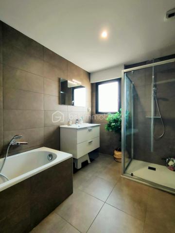 Coup de cœur assuré à Annoeullin !

Dans un environnement paisible et verdoyant, au sein d’une résidence privée, venez découvrir cette jolie maison cubique individuelle de plain-pied, construite en 2019, développant 178 m² habitables sur une parcelle de 700 m².

Dès l’entrée, vous serez séduit par ses beaux volumes et sa luminosité. La maison dispose d’une grande entrée avec dressing, qui dessert une vaste pièce de vie de plus de 70 m², comprenant un séjour ouvert sur une jolie cuisine équipée. Une buanderie et un WC indépendant complètent cet espace.

La partie nuit se compose d’une belle suite parentale de 21 m², avec dressing et salle de douche, ainsi que de trois chambres supplémentaires de 14,5 m², 14 m² et 13 m² et d’une salle de bains.

Véritable atout de cette maison, le patio de 35 m² est un espace rare dans notre secteur. Accessible directement depuis la pièce de vie ainsi que depuis deux des chambres, il apporte une ouverture agréable vers l’extérieur et crée un espace intimiste au cœur de la maison.

À l’extérieur, vous profiterez également d’un beau jardin exposé plein sud, avec une agréable vue dégagée sur la forêt.

La propriété dispose d’un garage, d’un double carport ainsi que de plusieurs places de stationnement privatives. L’ensemble de la parcelle est clos et accessible par un portail motorisé.

La maison est équipée d’un chauffage au sol, d’une VMC double flux et d’un adoucisseur.

À proximité de toutes les commodités : écoles, pharmacie, boulangerie, commerces et transports en commun, ainsi que des principaux axes autoroutiers.