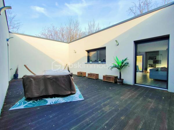 Coup de cœur assuré à Annoeullin !

Dans un environnement paisible et verdoyant, au sein d’une résidence privée, venez découvrir cette jolie maison cubique individuelle de plain-pied, construite en 2019, développant 178 m² habitables sur une parcelle de 700 m².

Dès l’entrée, vous serez séduit par ses beaux volumes et sa luminosité. La maison dispose d’une grande entrée avec dressing, qui dessert une vaste pièce de vie de plus de 70 m², comprenant un séjour ouvert sur une jolie cuisine équipée. Une buanderie et un WC indépendant complètent cet espace.

La partie nuit se compose d’une belle suite parentale de 21 m², avec dressing et salle de douche, ainsi que de trois chambres supplémentaires de 14,5 m², 14 m² et 13 m² et d’une salle de bains.

Véritable atout de cette maison, le patio de 35 m² est un espace rare dans notre secteur. Accessible directement depuis la pièce de vie ainsi que depuis deux des chambres, il apporte une ouverture agréable vers l’extérieur et crée un espace intimiste au cœur de la maison.

À l’extérieur, vous profiterez également d’un beau jardin exposé plein sud, avec une agréable vue dégagée sur la forêt.

La propriété dispose d’un garage, d’un double carport ainsi que de plusieurs places de stationnement privatives. L’ensemble de la parcelle est clos et accessible par un portail motorisé.

La maison est équipée d’un chauffage au sol, d’une VMC double flux et d’un adoucisseur.

À proximité de toutes les commodités : écoles, pharmacie, boulangerie, commerces et transports en commun, ainsi que des principaux axes autoroutiers.