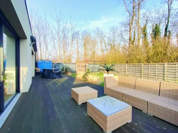 Coup de cœur assuré à Annoeullin !

Dans un environnement paisible et verdoyant, au sein d’une résidence privée, venez découvrir cette jolie maison cubique individuelle de plain-pied, construite en 2019, développant 178 m² habitables sur une parcelle de 700 m².

Dès l’entrée, vous serez séduit par ses beaux volumes et sa luminosité. La maison dispose d’une grande entrée avec dressing, qui dessert une vaste pièce de vie de plus de 70 m², comprenant un séjour ouvert sur une jolie cuisine équipée. Une buanderie et un WC indépendant complètent cet espace.

La partie nuit se compose d’une belle suite parentale de 21 m², avec dressing et salle de douche, ainsi que de trois chambres supplémentaires de 14,5 m², 14 m² et 13 m² et d’une salle de bains.

Véritable atout de cette maison, le patio de 35 m² est un espace rare dans notre secteur. Accessible directement depuis la pièce de vie ainsi que depuis deux des chambres, il apporte une ouverture agréable vers l’extérieur et crée un espace intimiste au cœur de la maison.

À l’extérieur, vous profiterez également d’un beau jardin exposé plein sud, avec une agréable vue dégagée sur la forêt.

La propriété dispose d’un garage, d’un double carport ainsi que de plusieurs places de stationnement privatives. L’ensemble de la parcelle est clos et accessible par un portail motorisé.

La maison est équipée d’un chauffage au sol, d’une VMC double flux et d’un adoucisseur.

À proximité de toutes les commodités : écoles, pharmacie, boulangerie, commerces et transports en commun, ainsi que des principaux axes autoroutiers.