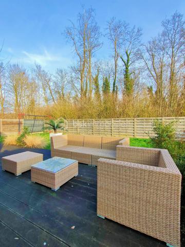 Coup de cœur assuré à Annoeullin !

Dans un environnement paisible et verdoyant, au sein d’une résidence privée, venez découvrir cette jolie maison cubique individuelle de plain-pied, construite en 2019, développant 178 m² habitables sur une parcelle de 700 m².

Dès l’entrée, vous serez séduit par ses beaux volumes et sa luminosité. La maison dispose d’une grande entrée avec dressing, qui dessert une vaste pièce de vie de plus de 70 m², comprenant un séjour ouvert sur une jolie cuisine équipée. Une buanderie et un WC indépendant complètent cet espace.

La partie nuit se compose d’une belle suite parentale de 21 m², avec dressing et salle de douche, ainsi que de trois chambres supplémentaires de 14,5 m², 14 m² et 13 m² et d’une salle de bains.

Véritable atout de cette maison, le patio de 35 m² est un espace rare dans notre secteur. Accessible directement depuis la pièce de vie ainsi que depuis deux des chambres, il apporte une ouverture agréable vers l’extérieur et crée un espace intimiste au cœur de la maison.

À l’extérieur, vous profiterez également d’un beau jardin exposé plein sud, avec une agréable vue dégagée sur la forêt.

La propriété dispose d’un garage, d’un double carport ainsi que de plusieurs places de stationnement privatives. L’ensemble de la parcelle est clos et accessible par un portail motorisé.

La maison est équipée d’un chauffage au sol, d’une VMC double flux et d’un adoucisseur.

À proximité de toutes les commodités : écoles, pharmacie, boulangerie, commerces et transports en commun, ainsi que des principaux axes autoroutiers.