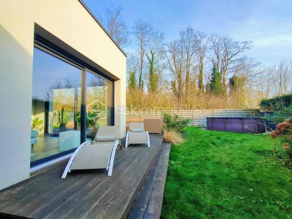 Coup de cœur assuré à Annoeullin !

Dans un environnement paisible et verdoyant, au sein d’une résidence privée, venez découvrir cette jolie maison cubique individuelle de plain-pied, construite en 2019, développant 178 m² habitables sur une parcelle de 700 m².

Dès l’entrée, vous serez séduit par ses beaux volumes et sa luminosité. La maison dispose d’une grande entrée avec dressing, qui dessert une vaste pièce de vie de plus de 70 m², comprenant un séjour ouvert sur une jolie cuisine équipée. Une buanderie et un WC indépendant complètent cet espace.

La partie nuit se compose d’une belle suite parentale de 21 m², avec dressing et salle de douche, ainsi que de trois chambres supplémentaires de 14,5 m², 14 m² et 13 m² et d’une salle de bains.

Véritable atout de cette maison, le patio de 35 m² est un espace rare dans notre secteur. Accessible directement depuis la pièce de vie ainsi que depuis deux des chambres, il apporte une ouverture agréable vers l’extérieur et crée un espace intimiste au cœur de la maison.

À l’extérieur, vous profiterez également d’un beau jardin exposé plein sud, avec une agréable vue dégagée sur la forêt.

La propriété dispose d’un garage, d’un double carport ainsi que de plusieurs places de stationnement privatives. L’ensemble de la parcelle est clos et accessible par un portail motorisé.

La maison est équipée d’un chauffage au sol, d’une VMC double flux et d’un adoucisseur.

À proximité de toutes les commodités : écoles, pharmacie, boulangerie, commerces et transports en commun, ainsi que des principaux axes autoroutiers.