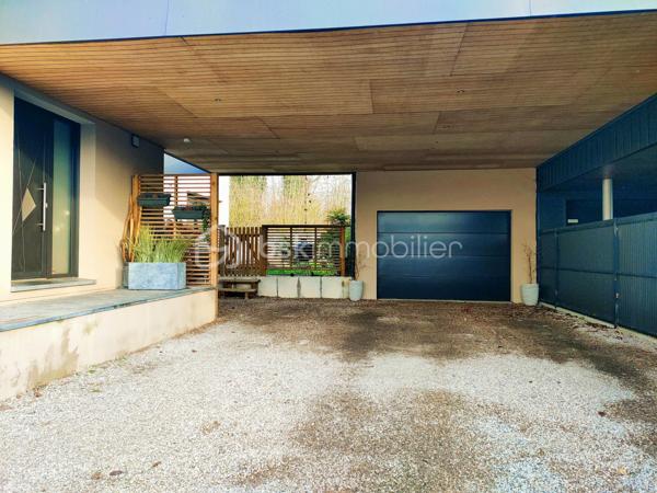 Coup de cœur assuré à Annoeullin !

Dans un environnement paisible et verdoyant, au sein d’une résidence privée, venez découvrir cette jolie maison cubique individuelle de plain-pied, construite en 2019, développant 178 m² habitables sur une parcelle de 700 m².

Dès l’entrée, vous serez séduit par ses beaux volumes et sa luminosité. La maison dispose d’une grande entrée avec dressing, qui dessert une vaste pièce de vie de plus de 70 m², comprenant un séjour ouvert sur une jolie cuisine équipée. Une buanderie et un WC indépendant complètent cet espace.

La partie nuit se compose d’une belle suite parentale de 21 m², avec dressing et salle de douche, ainsi que de trois chambres supplémentaires de 14,5 m², 14 m² et 13 m² et d’une salle de bains.

Véritable atout de cette maison, le patio de 35 m² est un espace rare dans notre secteur. Accessible directement depuis la pièce de vie ainsi que depuis deux des chambres, il apporte une ouverture agréable vers l’extérieur et crée un espace intimiste au cœur de la maison.

À l’extérieur, vous profiterez également d’un beau jardin exposé plein sud, avec une agréable vue dégagée sur la forêt.

La propriété dispose d’un garage, d’un double carport ainsi que de plusieurs places de stationnement privatives. L’ensemble de la parcelle est clos et accessible par un portail motorisé.

La maison est équipée d’un chauffage au sol, d’une VMC double flux et d’un adoucisseur.

À proximité de toutes les commodités : écoles, pharmacie, boulangerie, commerces et transports en commun, ainsi que des principaux axes autoroutiers.